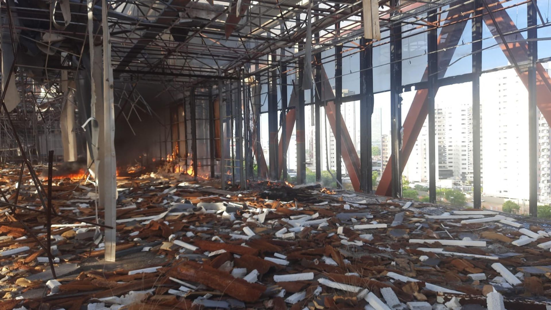 Incêndio no antigo Centro de Convenções de Salvador. Foto: Leitor Aratu On