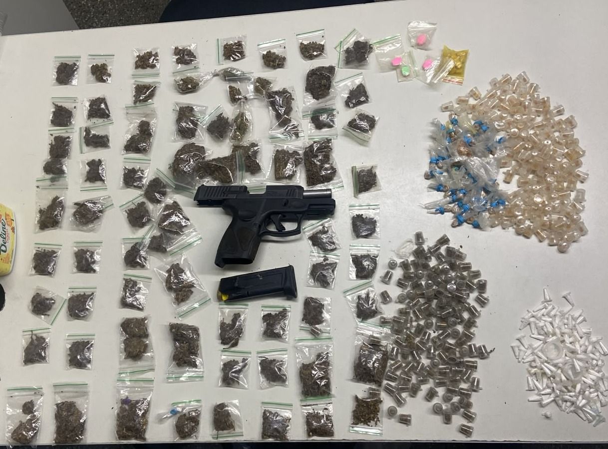 Tentativa de fuga termina com apreens&atilde;o de pistola e drogas em Cajazeiras IX, em Salvador. Foto: 22&ordm;BPM