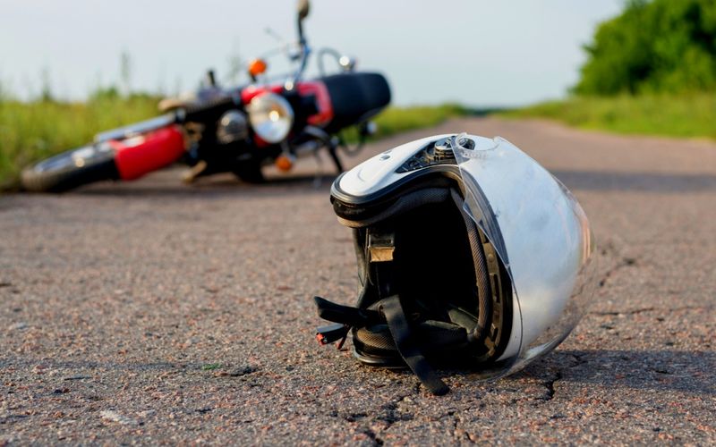 Os acidentes com motocicletas em estradas atingiram níveis críticos em 2025, com motociclistas representando 38,6% a 40% das mortes totais no trânsito brasileiro/Foto: Reprodução