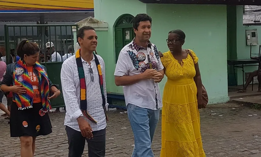 Ouvindo gritos de “meu governador é Rui”, Marcos Mendes vota na Liberdade