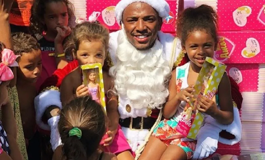 Nego do Borel se fantasia de Papai Noel e distribui presentes em sua comunidade; veja