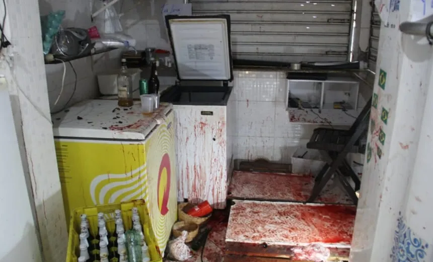 Em surto, comerciante quebra garrafas e ‘esfaqueia’ janelas do seu bar na Barra