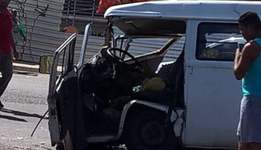 ACIDENTE FATAL: Pedestre morre após colisão entre Kombi e dois carros de guincho no Retiro