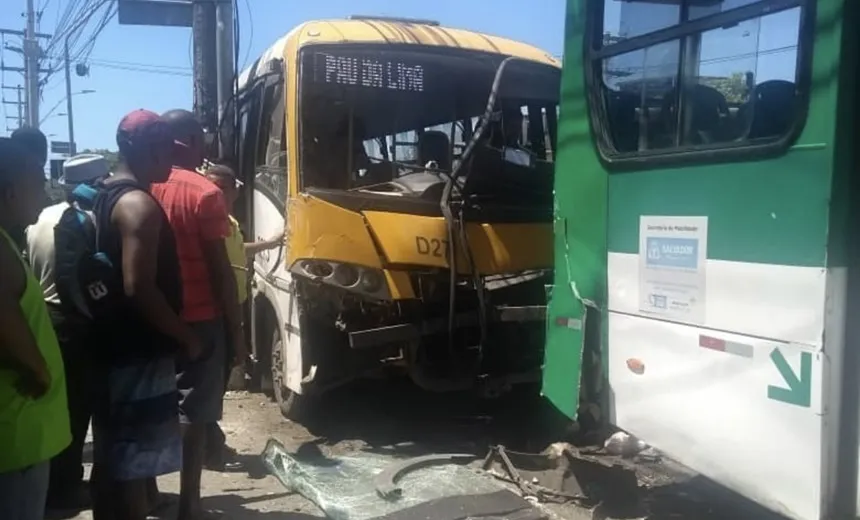 Acidente entre ônibus e van deixa feridos na Avenida São Rafael; SAMU foi acionado