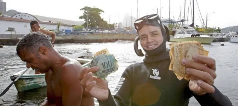 RIO DE JANEIRO: Pescadores e banhistas encontram dinheiro boiando misteriosamente no mar