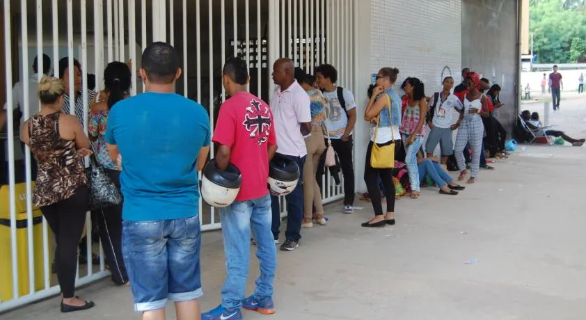 OPORTUNIDADE:  Estudantes enfrentam fila por vaga em pré-vestibular gratuito da UFBA