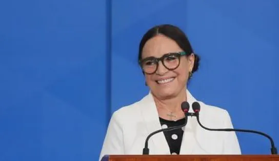 Regina Duarte reproduz fake news e diz que faixa de Lula é falsa 