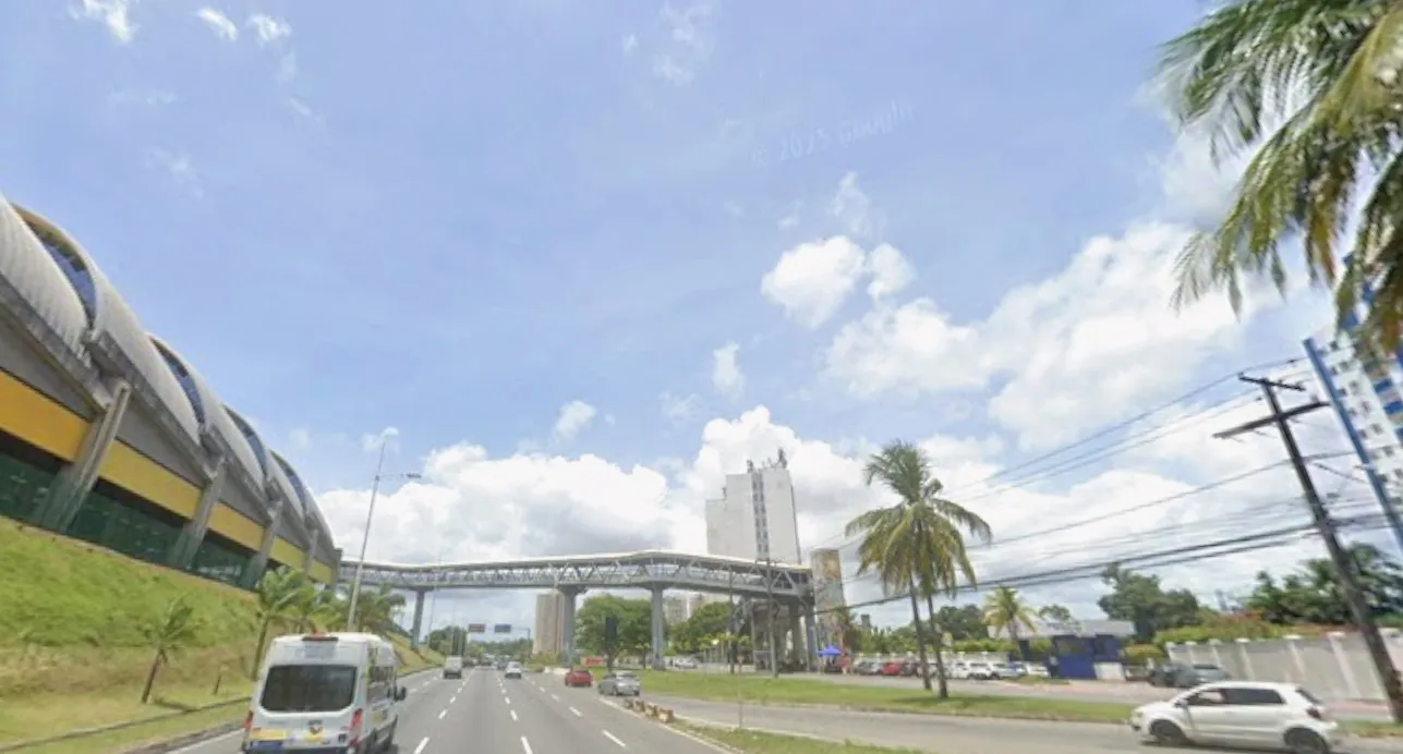 Suspeita de envolvimento em sequestro é presa em passarela movimentada de Salvador