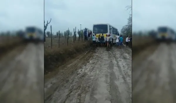Estudantes têm que empurrar ônibus escolar no interior da Bahia; assista