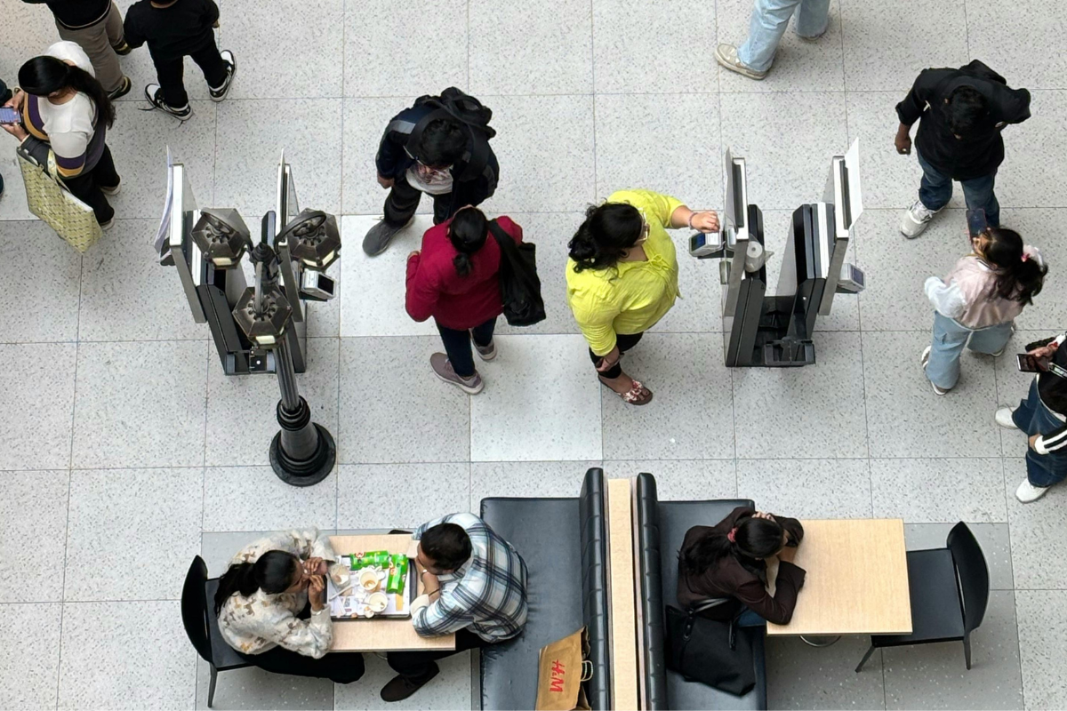 Pessoa Ingere &Aacute;gua Com Gosto De &Aacute;gua Sanit&aacute;ria Em Shopping De Salvador. | Foto: Ilustra&ccedil;&atilde;o Pexels 