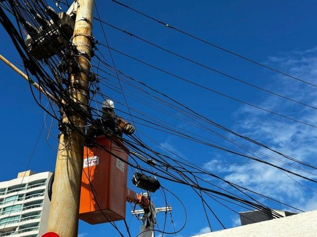 Neoenergia Coelba removeu  380 toneladas de cabos de telecomunicações irregulares na Bahia, entre janeiro e abril de 2025. Foto: Divulgação / Neoenergia Coelba