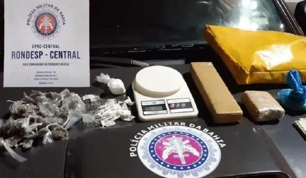 Mãe de traficante é presa transportando drogas dentro de uma sacola em Salvador