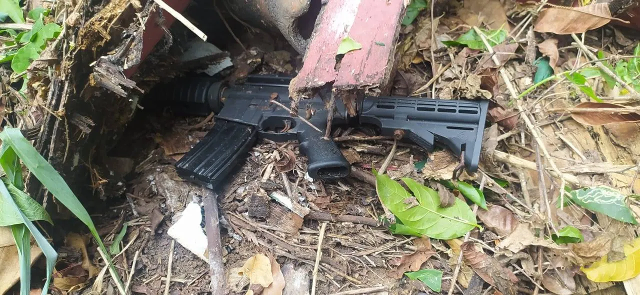 Fuzil é encontrado em matagal próximo ao presídio da Mata Escura; veja fotos