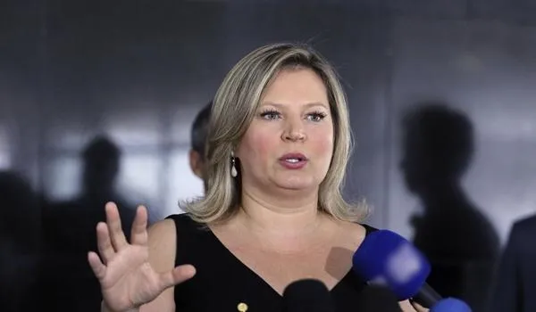 Joice Hasselmann é atacada nas redes após dizer que está com Covid-19; "não é só uma gripezinha"