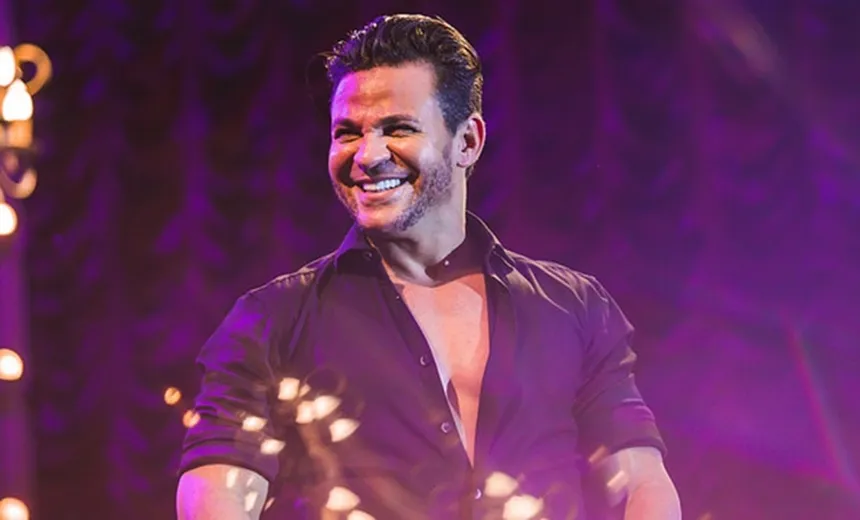 Vídeo mostra momento em que Eduardo Costa para show e expulsa homem que agredia à própria mulher