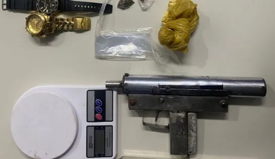 Homem é apreendido com metralhadora em Simões Filho; drogas e munições também foram encontradas