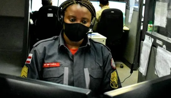 Bombeira militar salva bebê de apenas 10 dias de vida com orientações por telefone; criança engasgou