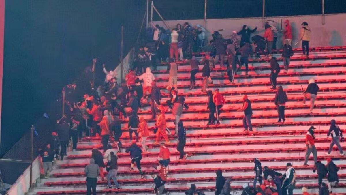 Conmebol elimina Independiente após briga generalizada contra torcedores da Universidad de Chile. Foto: Reprodução/GE
