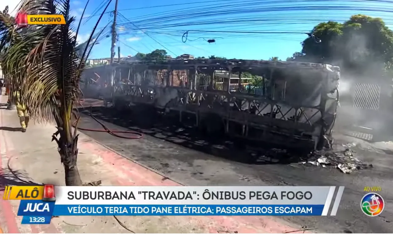 Ônibus fica destruído após incêndio na Avenida Suburbana, em Salvador