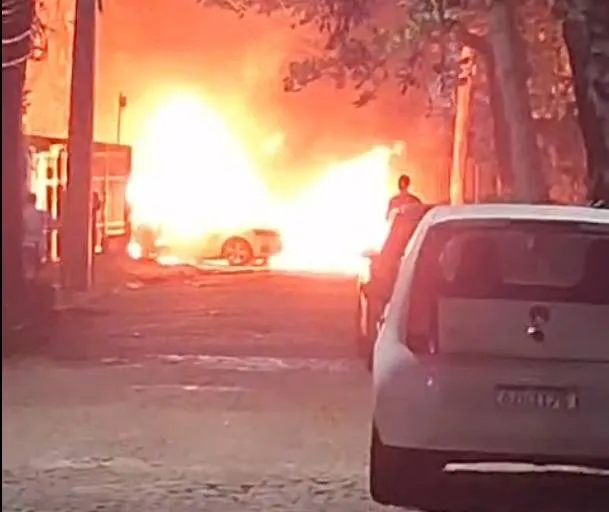Vídeo: carros pegam fogo no Rio Vermelho na noite desta quinta-feira