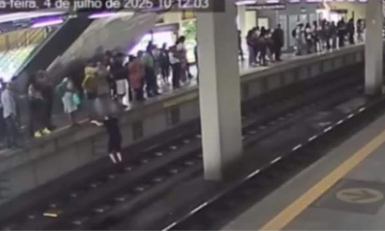 Homem pula nos trilhos para recuperar celular no metrô de Salvador.Foto: Divulgação