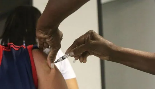 Vai uma folguinha para se vacinar contra a Covid-19? Vereadora propõe que empregado não trabalhe nesse dia