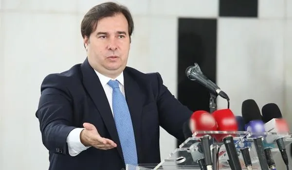Câmara vai esperar MP do contrato de trabalho até esta quarta-feira, diz Rodrigo Maia