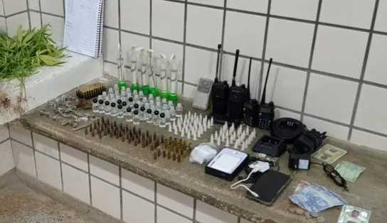Homem é preso após ser flagrado com drogas, munições e rádios comunicadores na Bahia