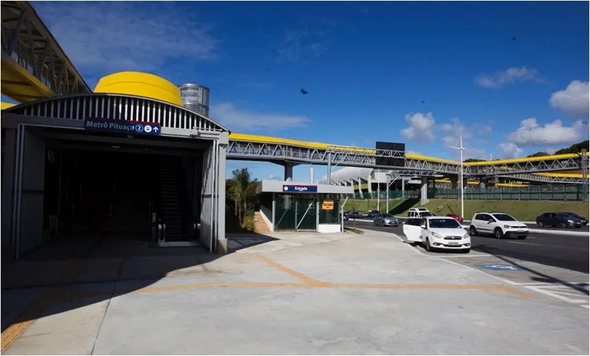 Passarela de acesso à Estação Pituaçu do metrô é concluída e entregue à população