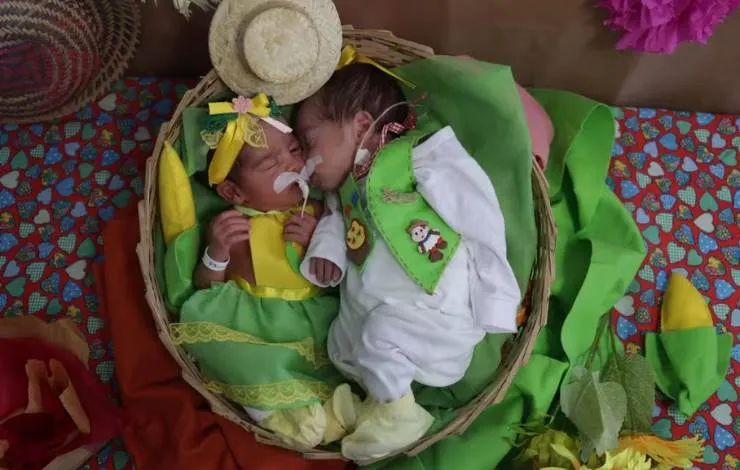 Recém-nascidos são fotografados em 'clima de São João' em hospital na Bahia