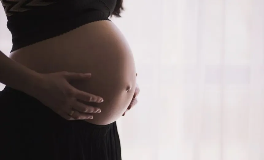 Homem esfaqueia amante grávida de seis meses para esposa não descobrir traição 