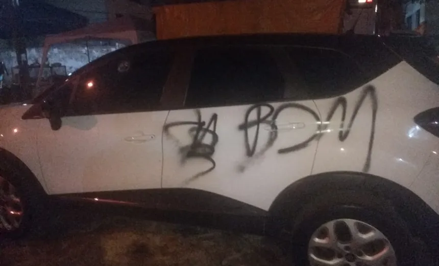 Facção mata dois e escreve “recado” em carro no Jardim Santo Inácio