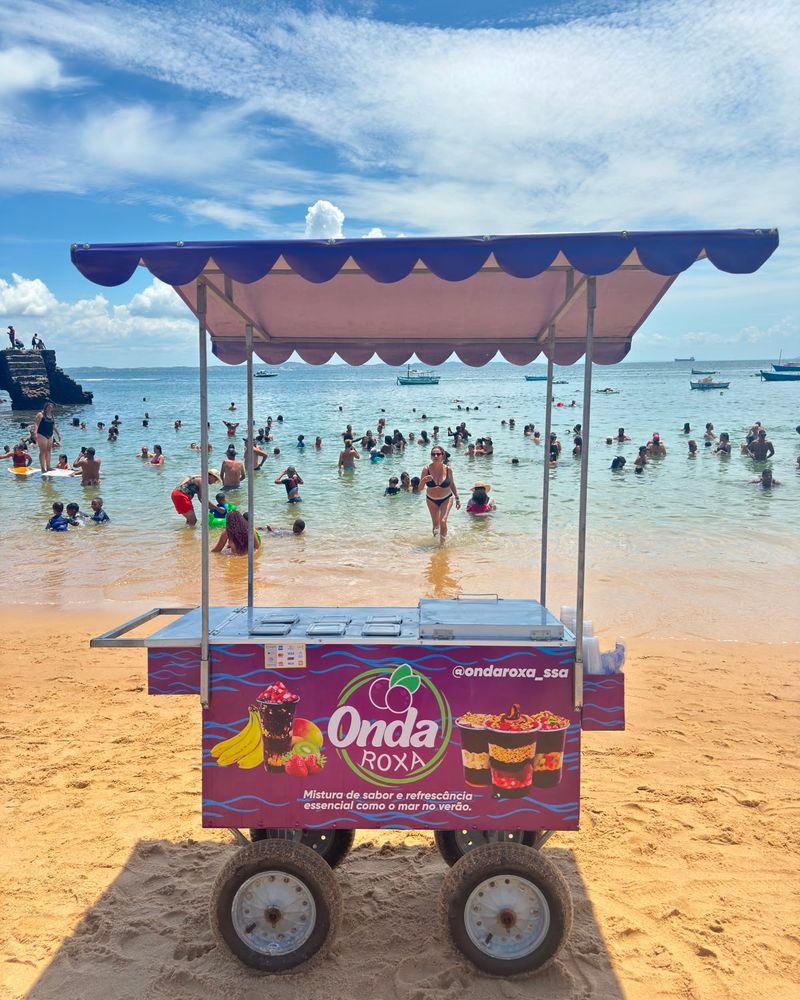Carrinho da Onda Roxa em um dia ensolarado na praia de Salvador.