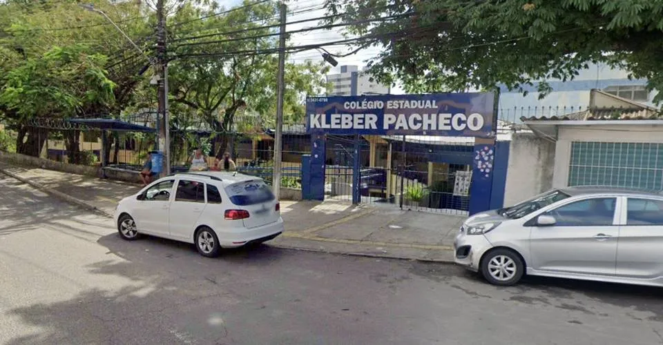 Motorista perde o controle do veículo e derruba muro de uma escola em Salvador