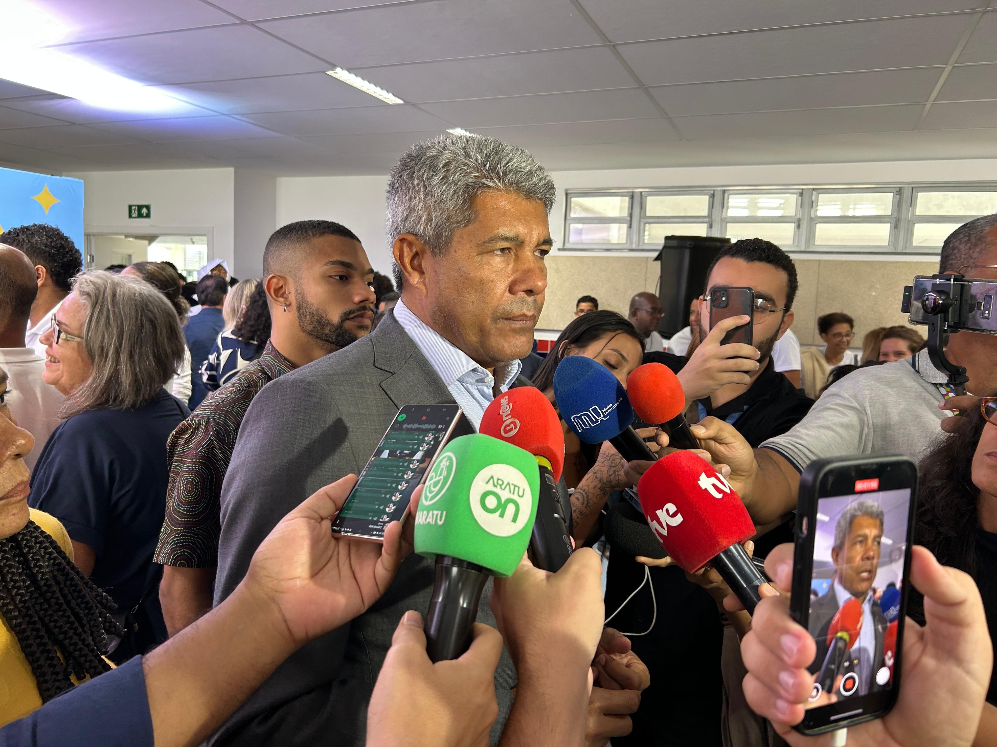 Apesar da liderança na violência, Jerônimo Rodrigues afirma que a Bahia é um dos estados que mais reduziu indicadores. Foto: Matheus Caldas/Aratu ON