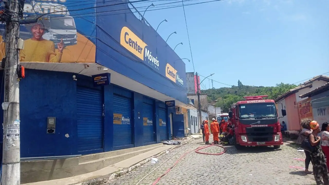Loja de móveis e eletrodomésticos é atingida por incêndio em Catu; veja imagens