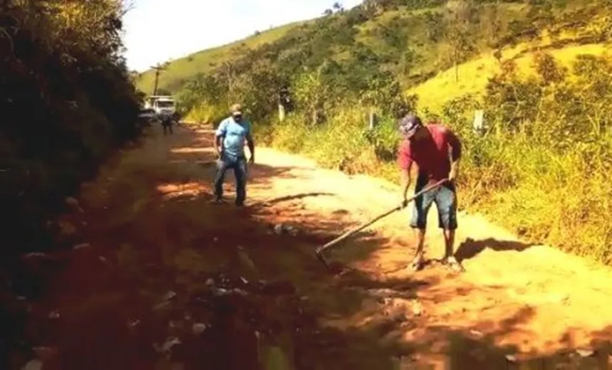Moradores de povoado em Itambé fazem mutirão para recuperar estrada; veja vídeo