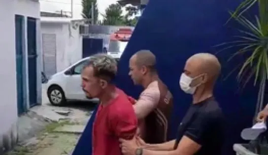 Homem é detido após "esmurrar portões" por demora no atendimento em UPA