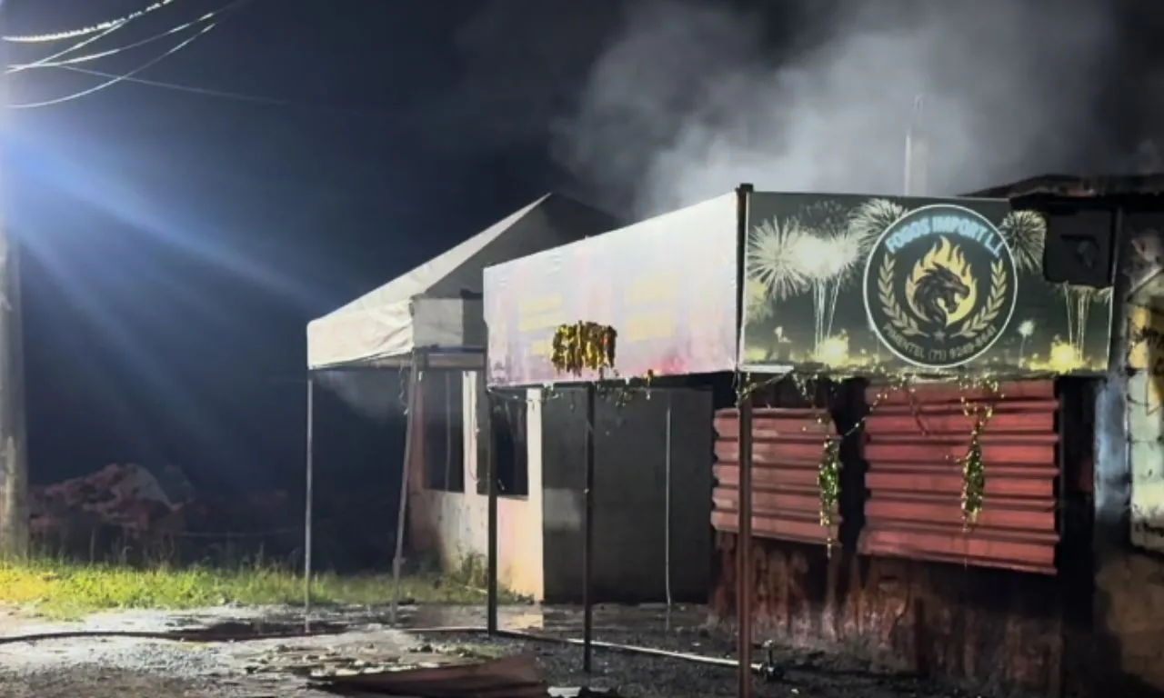 Incêndio atinge loja de fogos de artifício em Simões Filho, na RMS