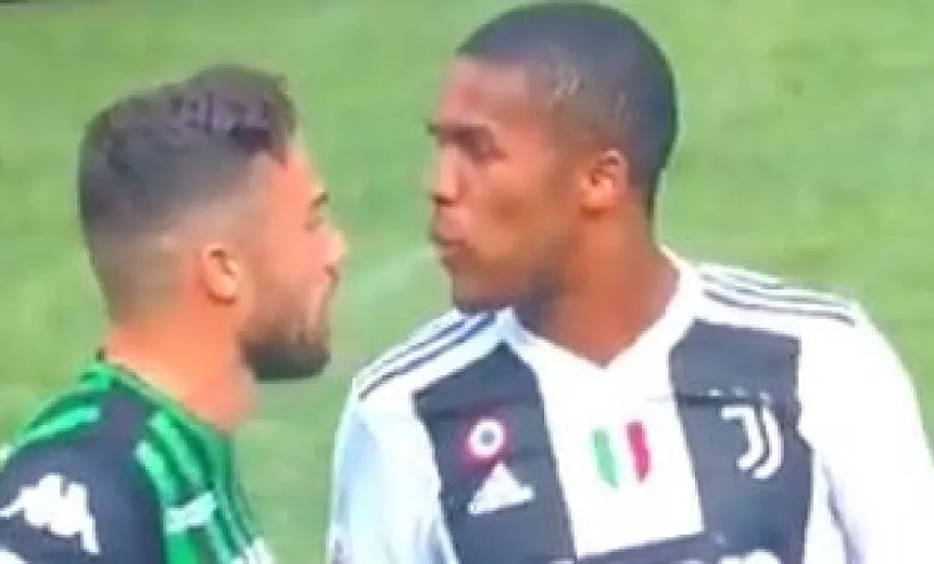 Atacante Douglas Costa cospe em rival durante Campeonato Italiano e é expulso; assista