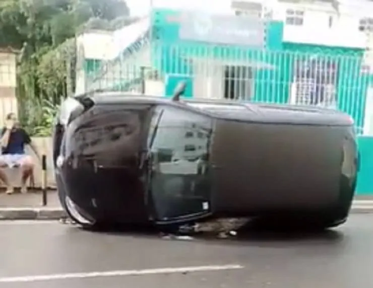 Motorista perde controle da direção e carro tomba no bairro do Cabula