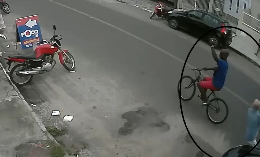 Vídeo: idoso tem traumatismo craniano após ser agredido por homem enquanto andava na rua, em Feira de Santana 