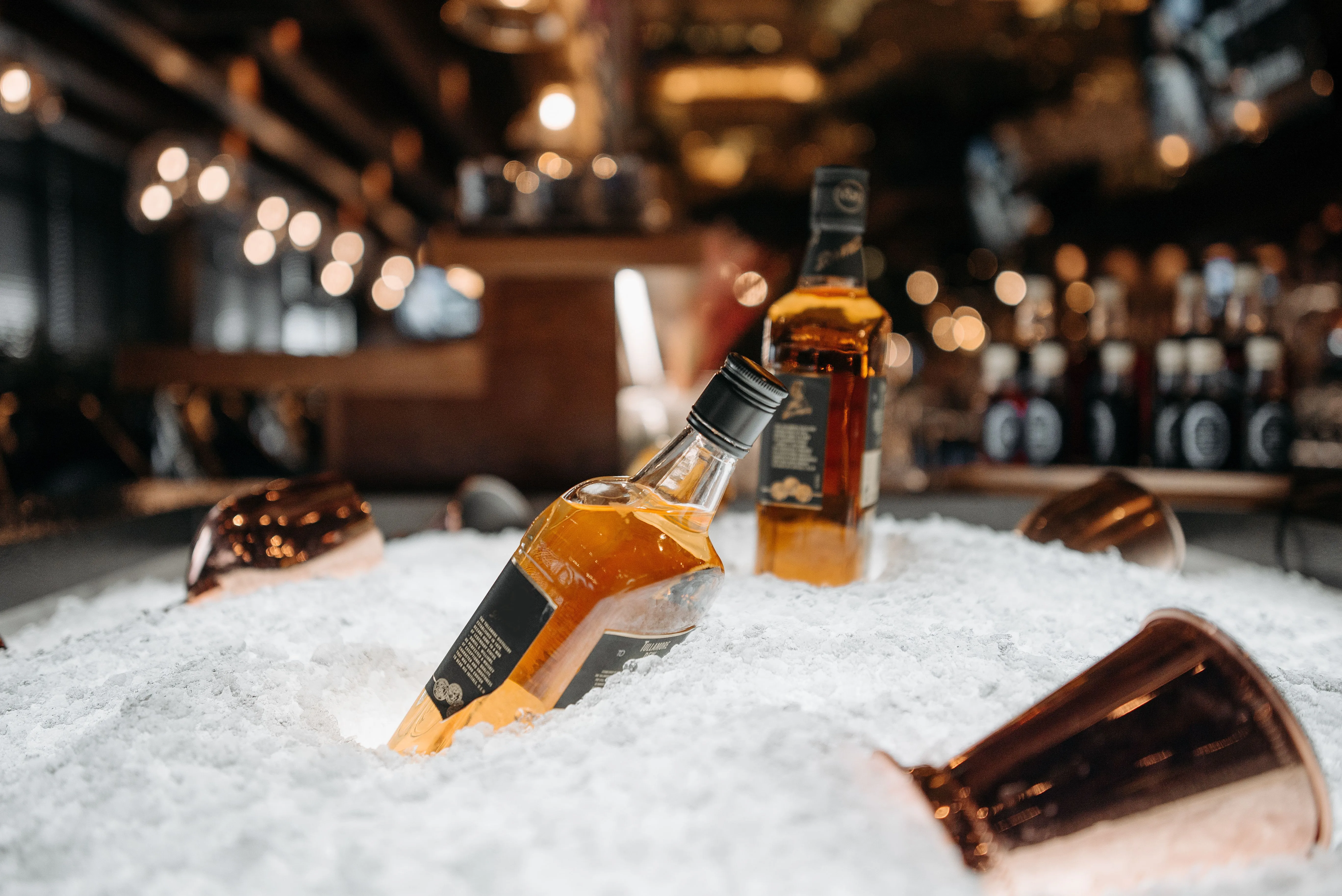 Auxiliar de buffet é demitido após beber whisky e dançar com convidados na Bahia