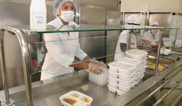 Restaurantes que vendem comida a R$ 1 em Salvador têm funcionamento alterado após decreto