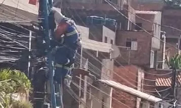 Trabalhador leva choque elétrico durante serviço em Salvador e é hospitalizado