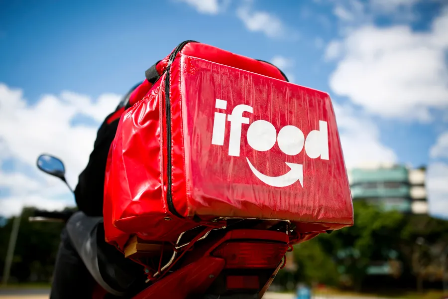 iFood vai permitir remuneração diária a entregadores e lançar bônus