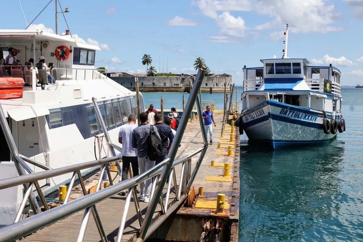 Imagem de barcas para a travessia entre Salvador e Itaparica 
