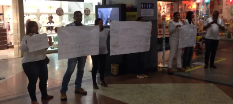 Familiares de vítima de acidente do trabalho no Aeroporto de Salvador fazem manifestação nesta terça