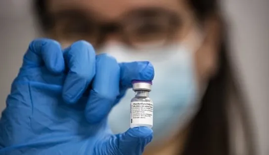 Pfizer diz que vacina de Covid-19 é segura e eficaz em adolescentes; imunizante já está liberado no Brasil