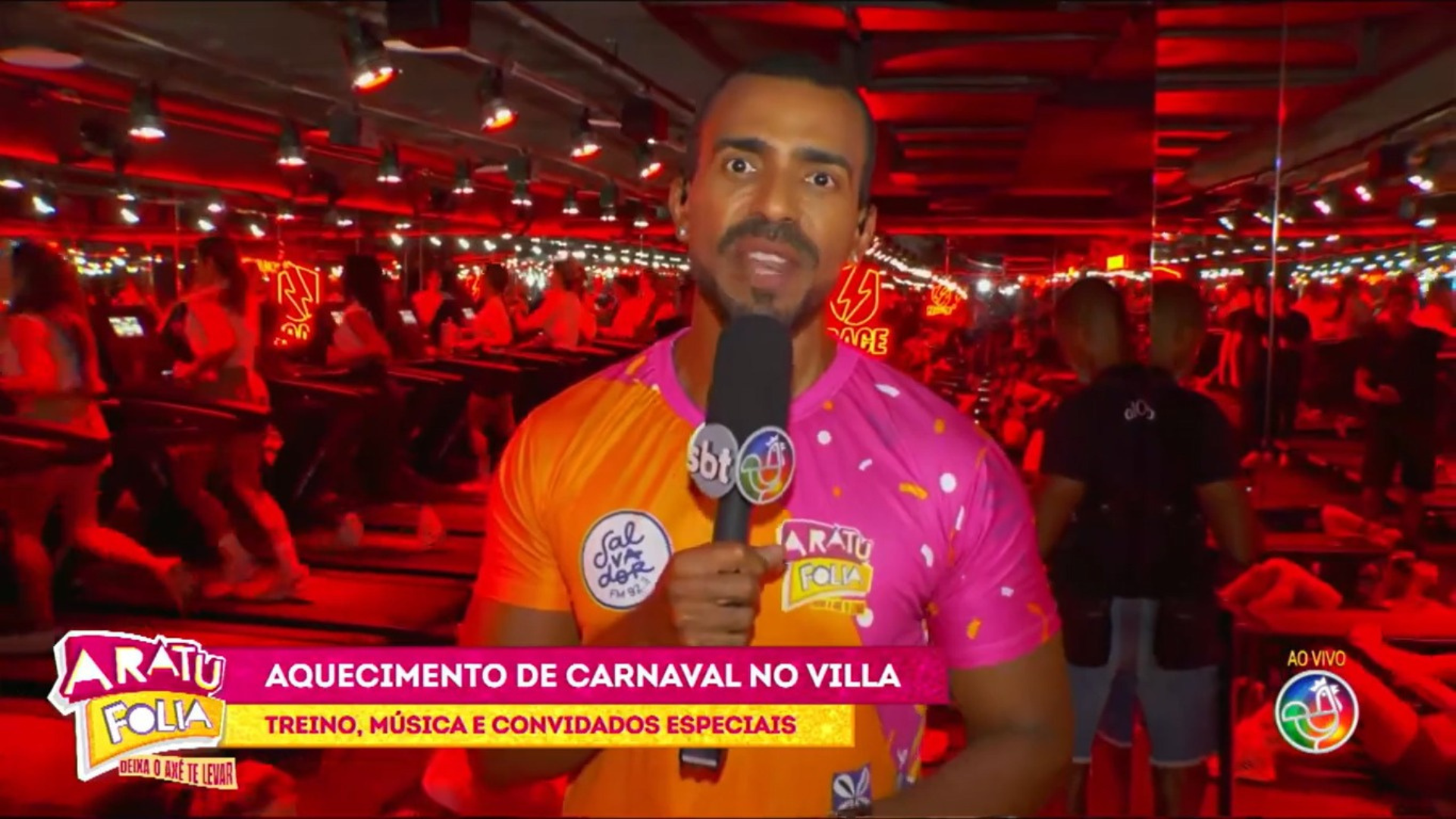 O repórter Heider, da TV Aratu, esteve no local para conferir de perto toda a animação e a preparação para o Carnaval de Salvador. Foto: Reprodução| TV Aratu